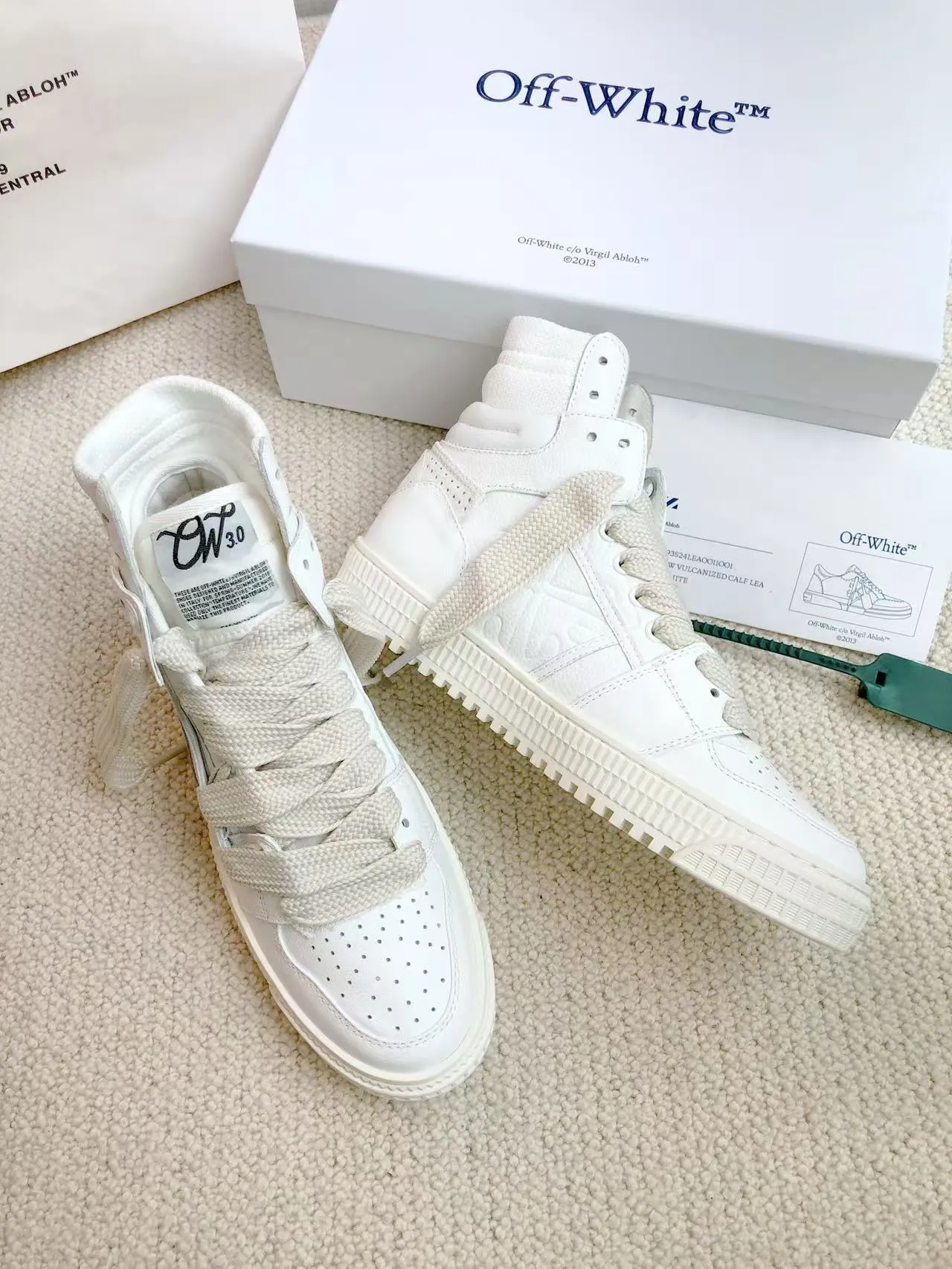 Men's men's shoes P660! 🌈🌈OFF WHITE🌈🌈 ⚡️Couple model⚡️🍓New color🍓 👉Ex-factory price: 130-45 The latest spring model of Gaobang street casual Martin style masterpiece, released the highest quality version on the market 👊 Series original mold opening, original lasting, production technology 1:1 original ➰🔜The best choice for more and more celebrities and Internet celebrities🔸In the classics Changes in the code🔸Innovate in the trend🔸Strive to break away from the shackles of bad street design🔝Although he is not the originator of fashion design, he is definitely a shining dark horse in avant-garde design🐴🆙Do not follow the trend🔅Not universal beauty🔅 Fabric💯First-layer cowhide Lining💯Imported skin-friendly and environmentally friendly polyester mesh Foot pads💯Original molded high-elastic environmentally friendly molding pads Midsole💯Original lasting process Outsole💯Rubber outsole Packaging💯Official website synchronized full set of packaging (brand wrapping paper, brand certificate, brand cloth bag)